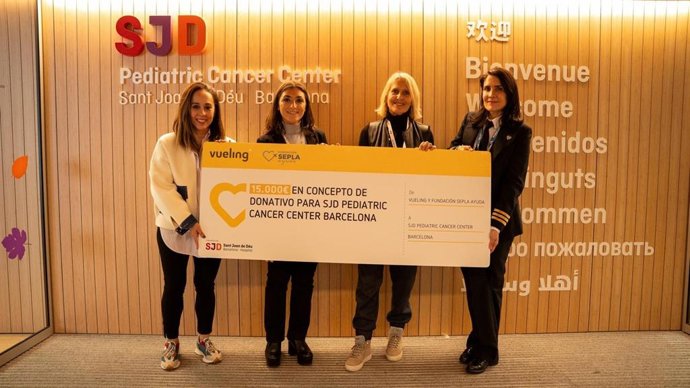 Vueling y la Fundación SEPLA-Ayuda entregan el cheque al Hospital SJD