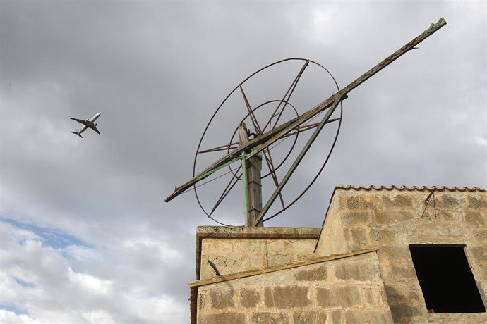Archivo - Un avión vuela sobre el aeropuerto de Palma