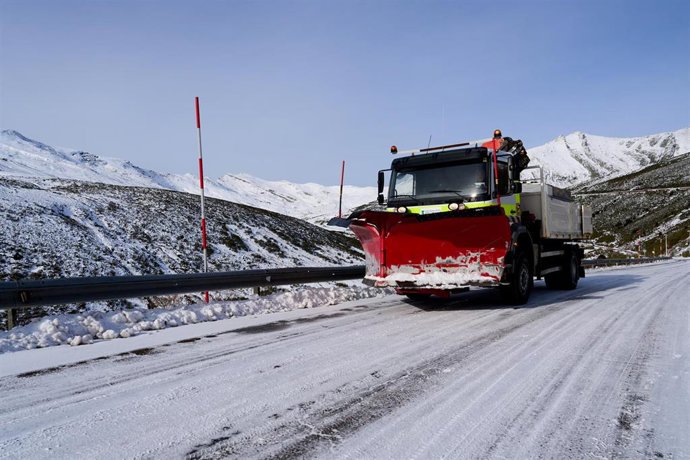 Archivo - Un quitanieves en la estación de esquí y montaña de Alto Campoo.-ARCHIVO