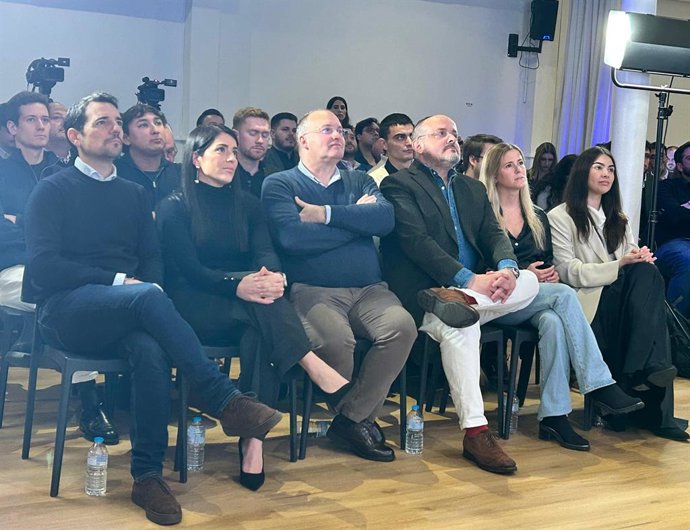 El secretari general del PP, Miguel Tellado, el president del PP de Catalunya, Alejandro Fernández, i les presidentes de NNGG i NNGG Catalunya, Bea Fanjul i Jimena Vallejo