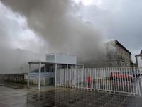 Una inspección evalúa el estado de la comisaría de Santiago tras el incendio, mientras la Policía traslada servicios