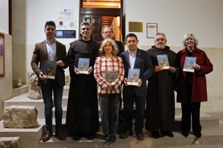 Presentación del libro 'Jaén carmelitano. Por los caminos de san Juan de la Cruz', una obra del padre Óscar Aparicio publicada por la Diputación de Jaén.