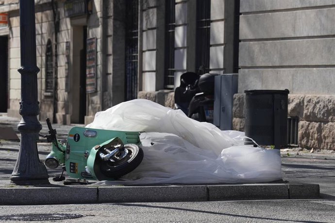 Una moto caída durante el temporal por viento, a 12 de febrero de 2026, en Barcelona, Catalunya (España)