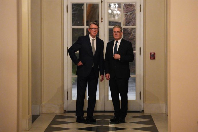 Archivo - Arquivo - ARQUIVADO - 27 de fevereiro de 2025, EUA, Washington: O primeiro-ministro do Reino Unido, Keir Starmer (à direita), e o então embaixador britânico nos Estados Unidos, Peter Mandelson, são fotografados durante uma recepção de boas-vinda