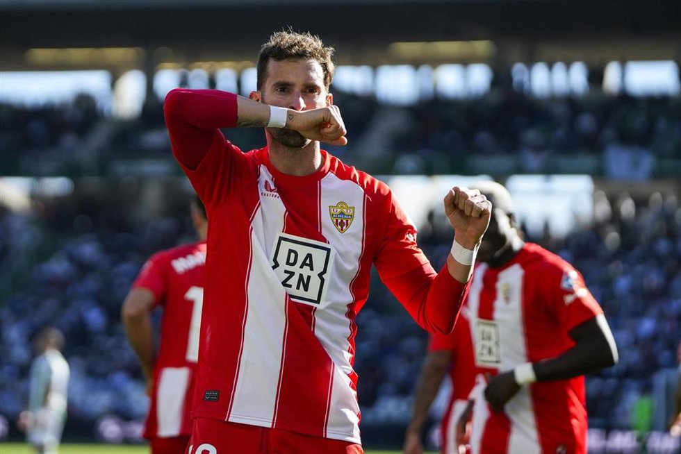 Archivo - Léo Baptisto celebra un gol con el Almería.
