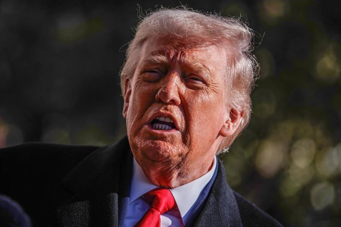 13 de fevereiro de 2026, Washington, Distrito de Columbia, EUA: O presidente dos EUA, Donald Trump, fala com repórteres antes de partir do Jardim Sul da Casa Branca no Marine One em 13 de fevereiro de 2026, em Washington, D.C. O presidente e a primeira-da