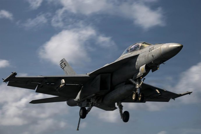 Archivo - November 30, 2025, Caribbean Sea, International Waters: A U.S Navy F/A-18F Super Hornet fighter aircraft with the Blacklions of Strike Fighter Squadron 213, approaches to land on the flight deck of the Ford-class aircraft carrier USS Gerald R. F