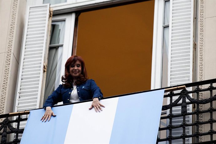 Archivo - October 17, 2025, Buenos Aires, Buenos Aires, Argentina: On Peronist Loyalty Day, 80 years after October 17, 1945, Peronist protesters marched to greet Cristina Kirchner, the current leader of Peronism, at 1111 San Jose Street in Buenos Aires, w