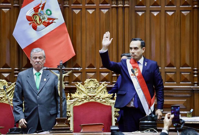 Archivo - El presidente de Perú, José Jerí, junto con el presidente del Congreso peruano, Fernando Rospigliosi, en su toma de posesión.