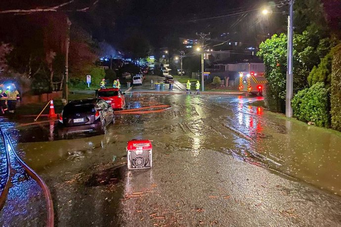 Archivo - QUEENSTOWN, Sept. 22, 2023  -- This photo taken on Sept. 21, 2023 shows a muddy road in Queenstown, New Zealand. New Zealand's scenic town Queenstown declared a state of emergency on Friday for an initial period of seven days, as part of the res