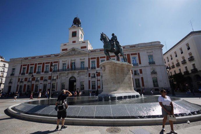 Archivo - La estatua de Carlos III en la Puerta del Sol, a 13 de septiembre de 2023, en Madrid (España)