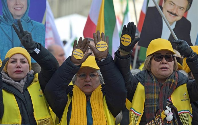 13 February 2026, Bavaria, Munich: People demonstrate at Odeonsplatz against human rights violations in Iran and call for regime change by the Iranian people during the weekend of the Munich Security Conference, where numerous protests - including larger 