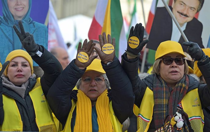 13 de fevereiro de 2026, Baviera, Munique: Pessoas se manifestam na Odeonsplatz contra as violações dos direitos humanos no Irã e pedem uma mudança de regime pelo povo iraniano durante o fim de semana da Conferência de Segurança de Munique, onde ocorreram