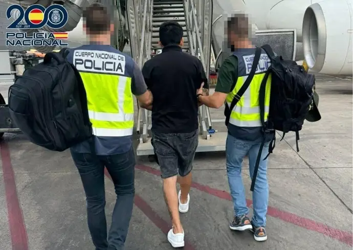 La Policía Nacional custodia a un detenido