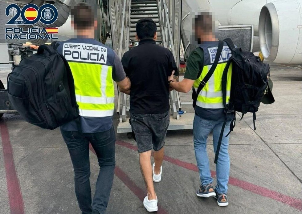 Archivo - La Policía Nacional custodia a un detenido