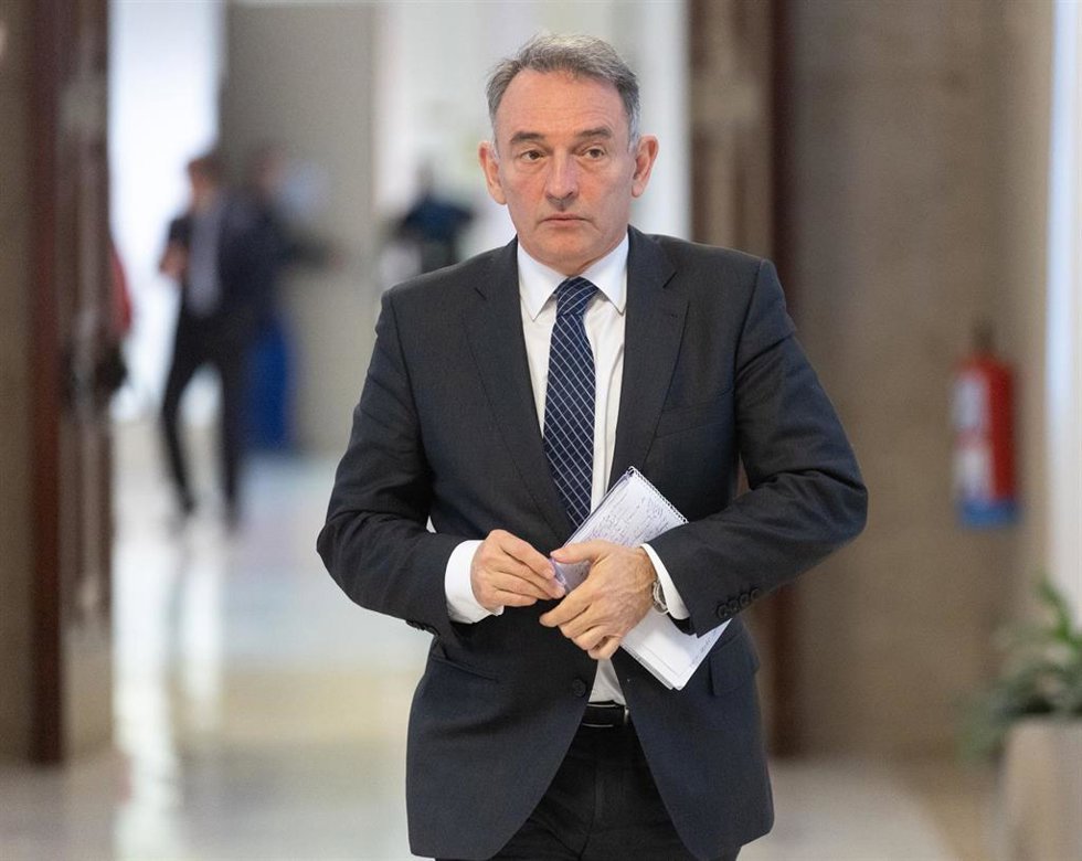 El portavoz adjunto y diputado de Sumar en el Congreso, Enrique Santiago, a su llegada a la Junta de portavoces en el Congreso de los Diputados, a 27 de enero de 2026, en Madrid (España).