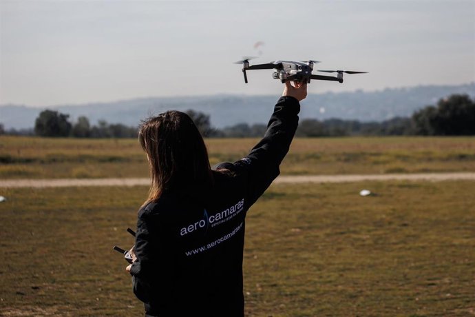 Archivo - Una instructora con un dron en la mano durante la jornada de selección de pilotos e instructores de drones para el operador de drones Aerocamaras, en el Aeródromo de Villanueva del Pardillo, a 14 de enero de 2023, en Madrid (España)