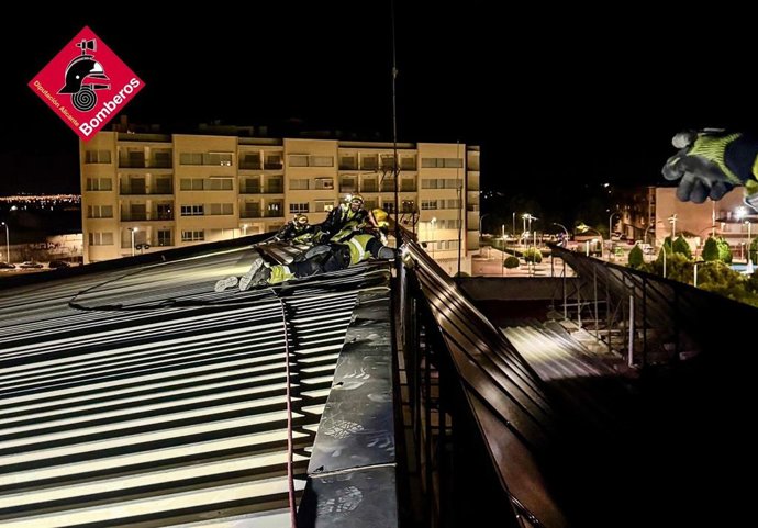 Actuación de bomberos por el temporal de viento.