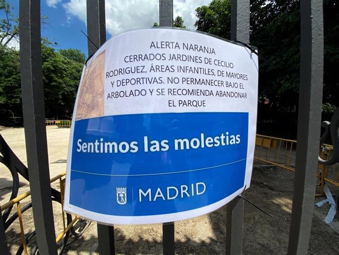 Archivo - Cartel de aviso colgado en una de las puertas de El Retiro tras la recomendación realizada por el Ayuntamiento de Madrid este jueves sobre el desalojo de dicho parque y otros ocho ubicados en la capital a partir de las 15 horas y hasta las 21 ho