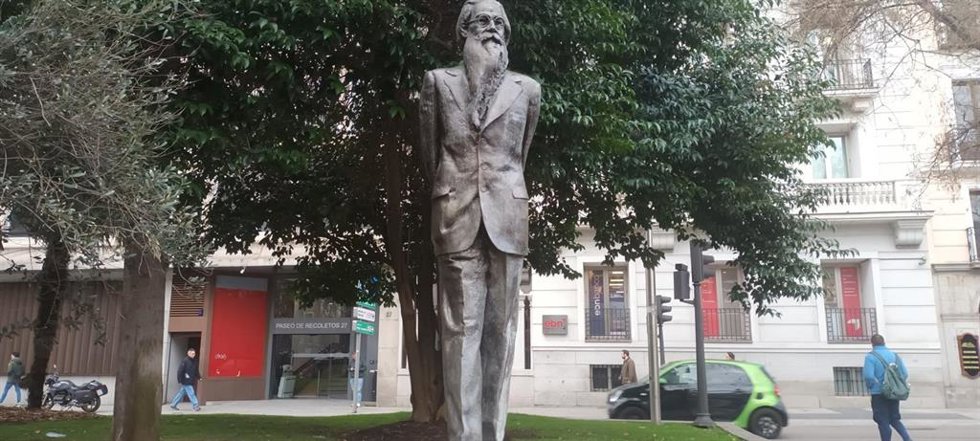 Estatua a Ramón del Valle-Inclán en el Paseo de Recoletos