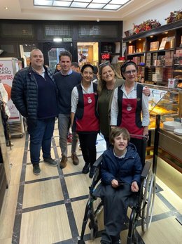 Confitería Rialto ha entregado un cheque por valor de 3.000 euros a la asociación El Ángel de Javi.