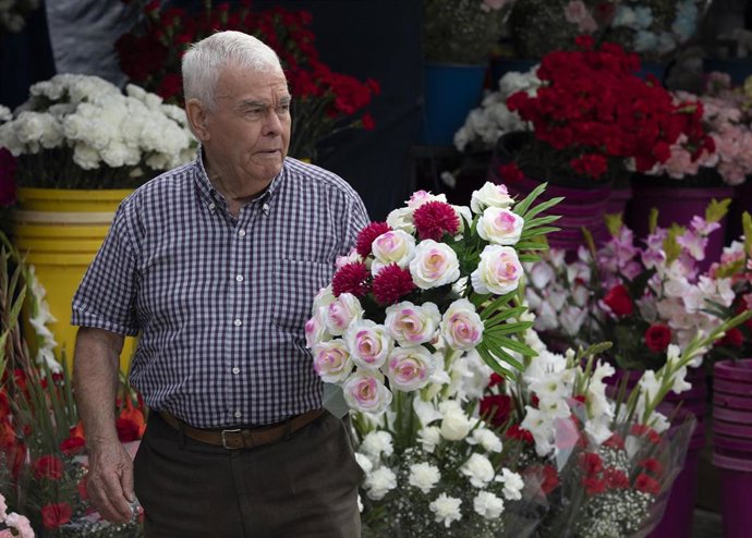 Archivo - Un hombre compra flores en imagen de archivo.