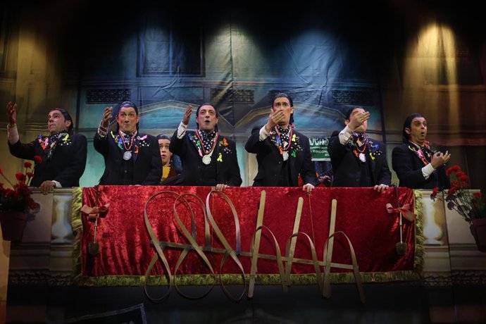 Ssshhhhh!!! (de Antonio Álvarez 'El Bizcocho', Sevilha). Marco histórico, primeiro grupo sevilhano a ganhar o primeiro prêmio na modalidade de chirigotas. Em 14 de fevereiro de 2026, em Cádiz, Andaluzia (Espanha). A grande final do Concurso Oficial de Agr