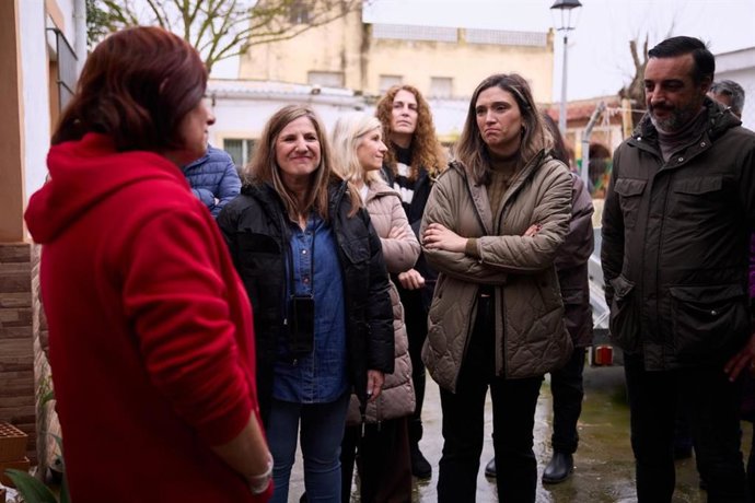Las parlamentarias del PSOE-A Irene García (i) y María Márquez (d), en una visita a zonas de Jerez de la Frontera (Cádiz) afectadas por el tren de borrascas. (Foto de archivo).