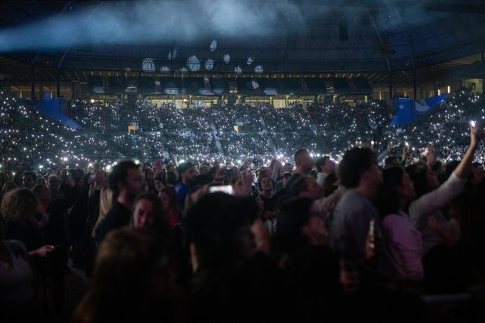 Archivo - Miles de personas durante  un concierto en Barcelona.