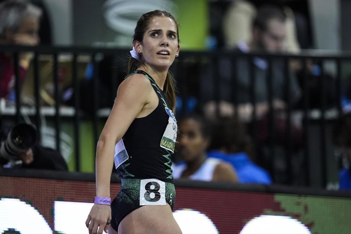 Marta Garcia, da Espanha, observa a prova dos 1.500 metros femininos durante o World Athletics Indoor Tour Gold Madrid 26, no Polideportivo Gallur, em 6 de fevereiro de 2026, em Madri, Espanha.