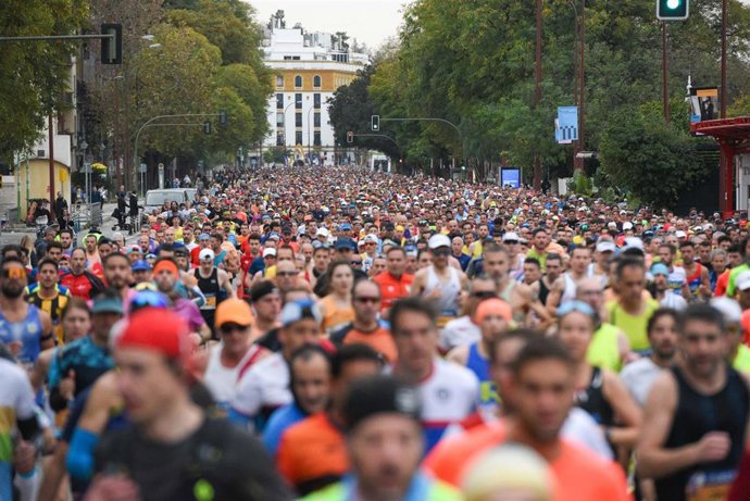 Archivo - Atletas participantes en una edición del Zurich Maratón.