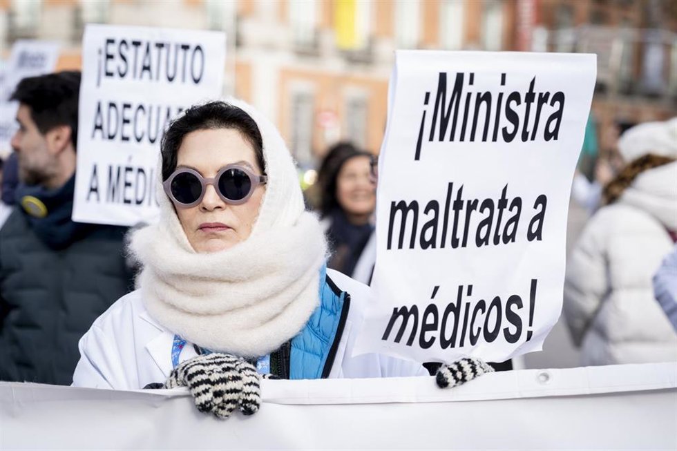 Archivo - Una persona durante la manifestación de médicos de Madrid.
