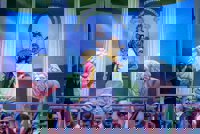 El pregón de Manu Sánchez abre el Carnaval en la calle y un fin de semana de coplas en casco histórico de Cádiz