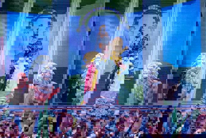 Manu Sánchez recitando su pregón del Carnaval de Cádiz 2026.