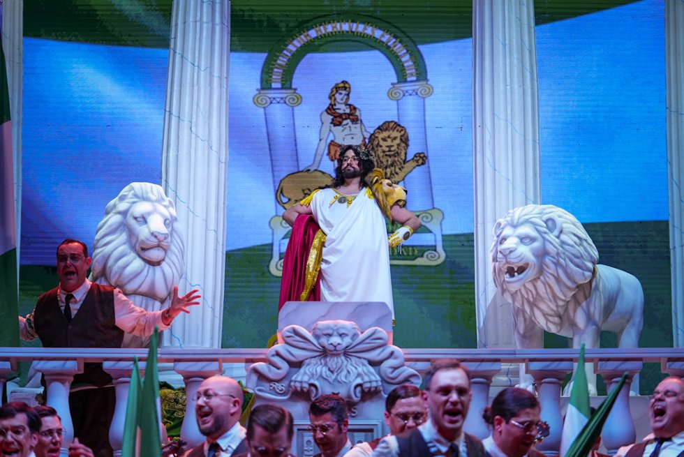 Manu Sánchez recitando su pregón del Carnaval de Cádiz 2026.