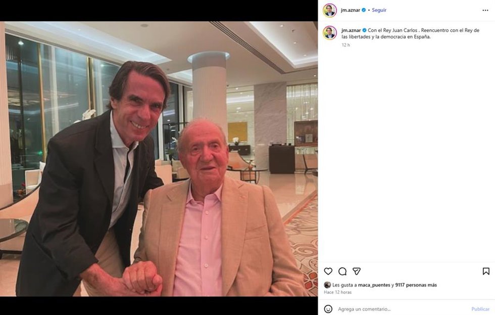 El expresidente del Gobierno, José María Aznar, publicó anoche en la red social Instagram una foto junto al rey emérito, Juan Carlos I, con un breve mensaje en el que subraya el "reencuentro con el Rey de las libertades y la democracia en España".