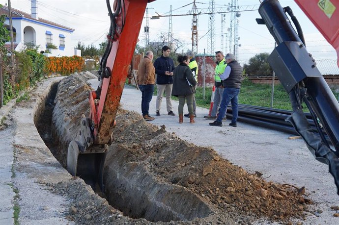 El alcalde de la Coín, Francisco Santos, ha visitado los trabajos junto al concejal de Caminos Rurales, Antonio González, y el concejal de Aguas, Antonio Lucena, para comprobar el estado de los mismos.