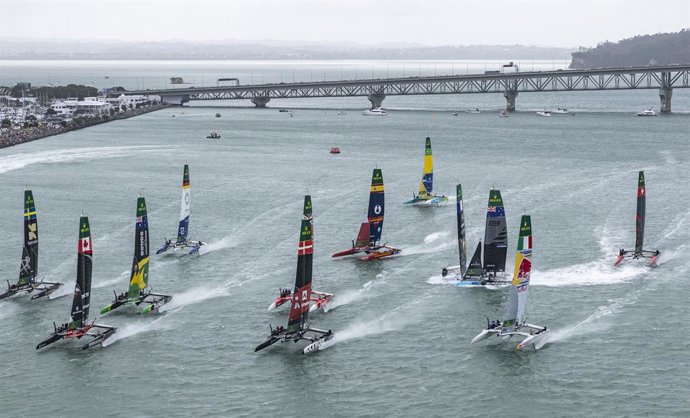 Momento de la colisión entre Nueva Zelanda y Francia en el Gran Premio de Nueva Zelanda, segunda prueba del Mundial de SailGP