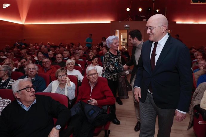 El Ayuntamiento de Valladolid rinde homenaje a 156 matrimonios con 50 años de vida en común en el concierto Bodas de Oro