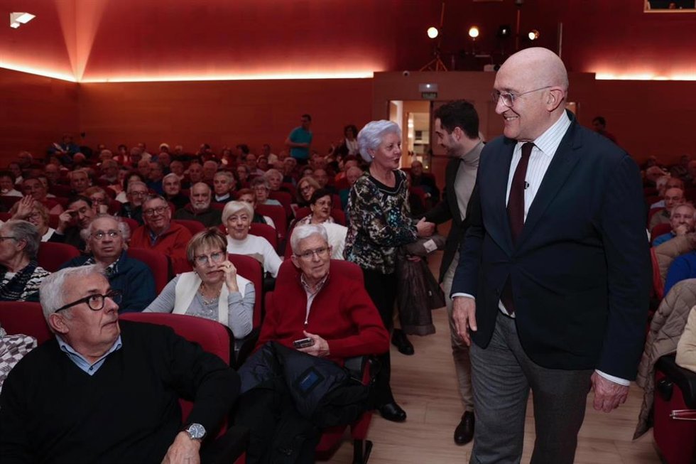 El Ayuntamiento de Valladolid rinde homenaje a 156 matrimonios con 50 años de vida en común en el concierto Bodas de Oro