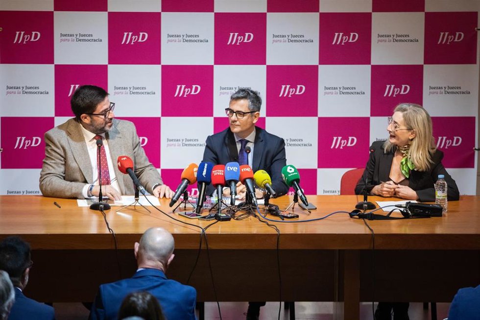 Archivo - (I-D) El alcalde de Ávila, Jesús Manuel Sánchez Cabrera, el ministro de Presidencia, Justicia y Relaciones con las Cortes, Félix Bolaños, y la jueza del Secretariado de Juezas y Jueces para la Democracia, María Concepción Roig, durante la pres