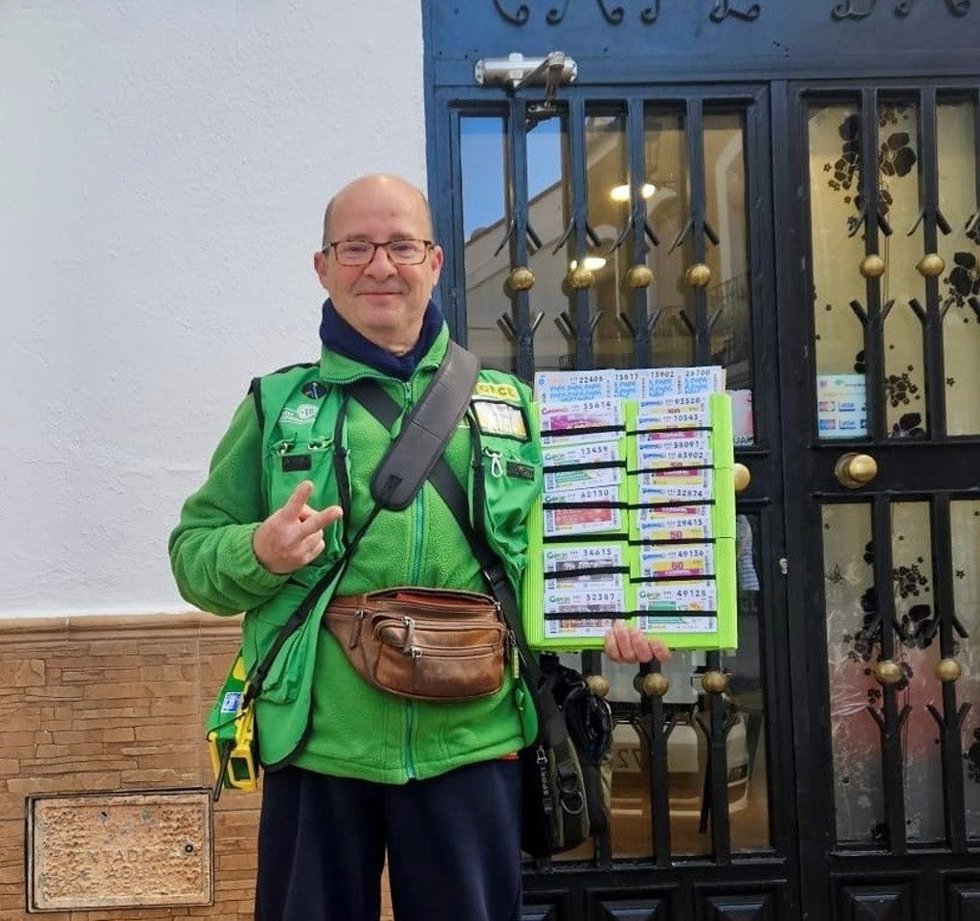 Antonio Álamo, vendedor de la ONCE, ha repartido 6,3 millones de euros del el Cuponazo en Gérgal (Almería).