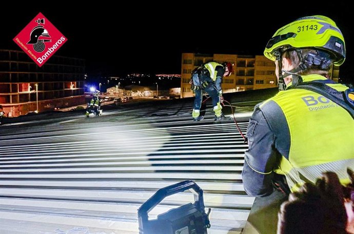 Bomberos del Consorcio de Alicante trabajando ante el viento