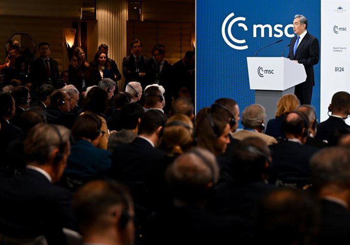 14 de fevereiro de 2026, Baviera, Munique: O ministro das Relações Exteriores da China, Wang Yi, discursa na 62ª Conferência de Segurança de Munique. Foto: Sven Hoppe/dpa