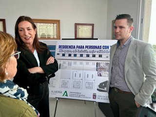 La consejera de Inclusión Social, Loles López, en su visita a las obras de un centro residencial para adultos con Trastorno del Espectro Autista (TEA) en Almería.