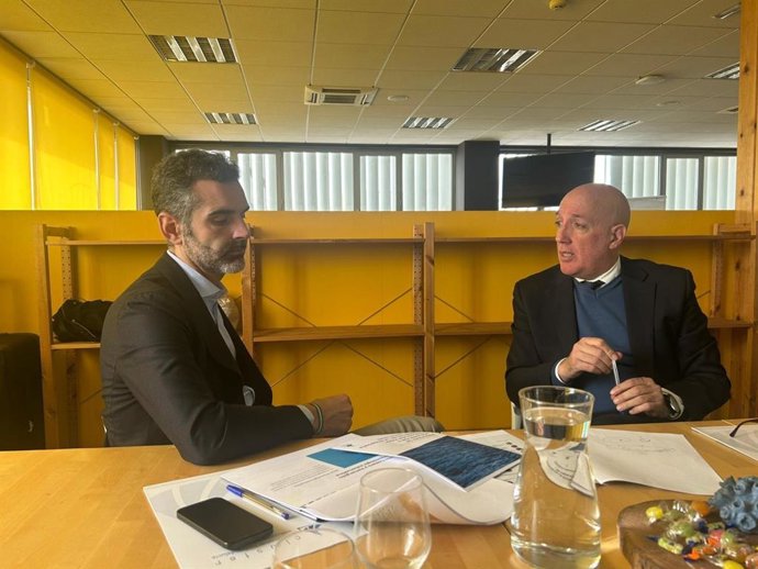 El consejero de Agricultura, Pesca, Agua y Desarrollo Rural, Ramón Fernández-Pacheco, en la reunión con el presidente el Clúster Maríitmo-Marino de Andalucía (CMMA).