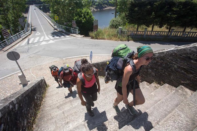 Archivo - Un grupo de peregrinos realiza el Camino de Santiago, en Portomarín (Lugo).