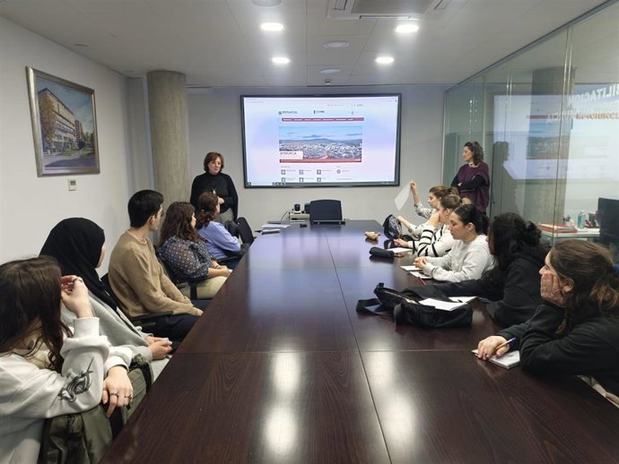 El director general de Ordenación del Territorio y Arquitectura, Javier Rollán, acompañado del grupo de estudiantes de Geografía de la Universidad de Murcia, durante la visita para conocer los sistemas regionales de cartografía.