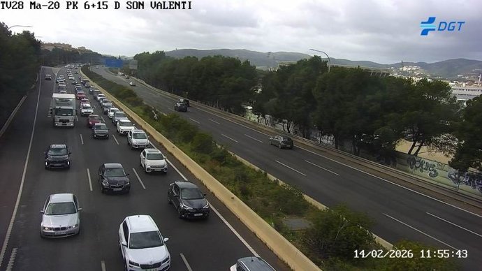 Una colisión entre un camión y dos coches provoca tres kilómetros de retenciones en la vía de Cintura.