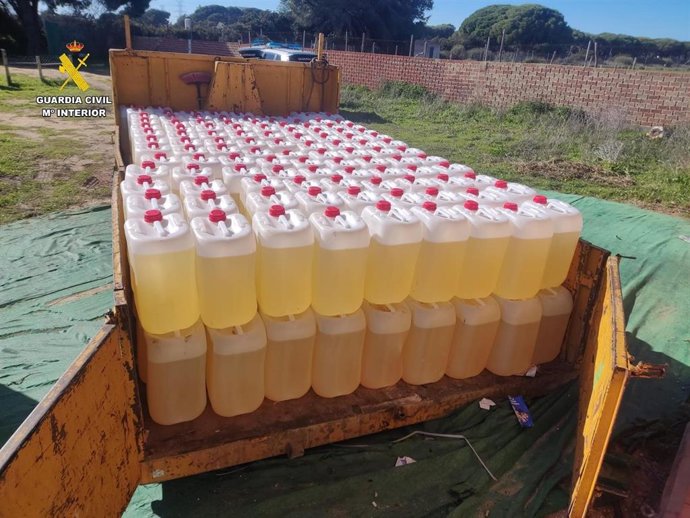 Garrafas de gasolina incautadas a una red criminal que operaba en Cádiz y Málaga.